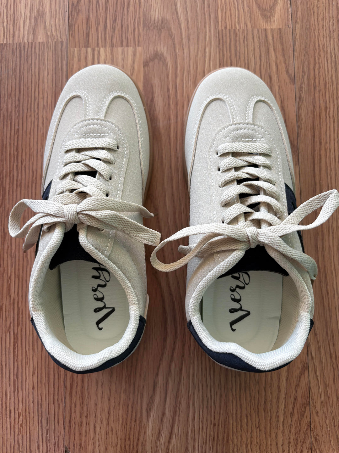 Very G Retro Beige Sneakers