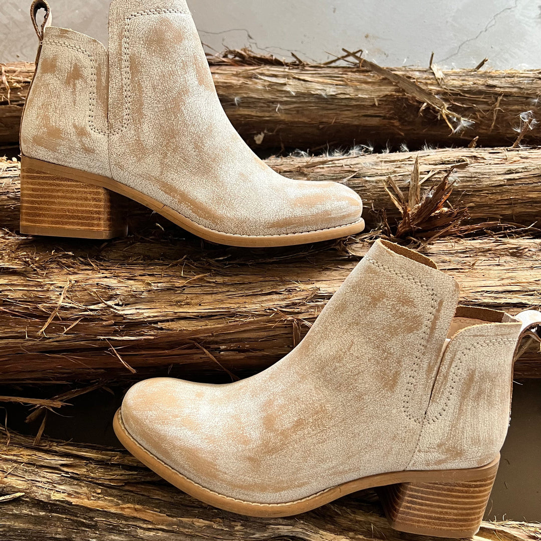 Win Doe White Booties* | gussieduponline